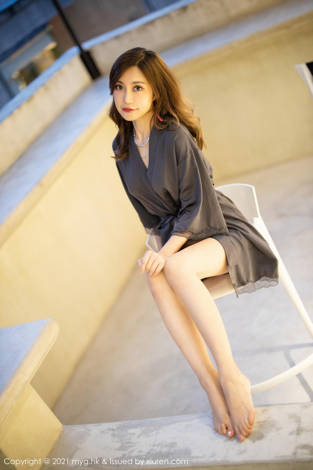 绮里嘉Carina长三角旅拍泳池性感粉色比基尼迷人绝美写真63P