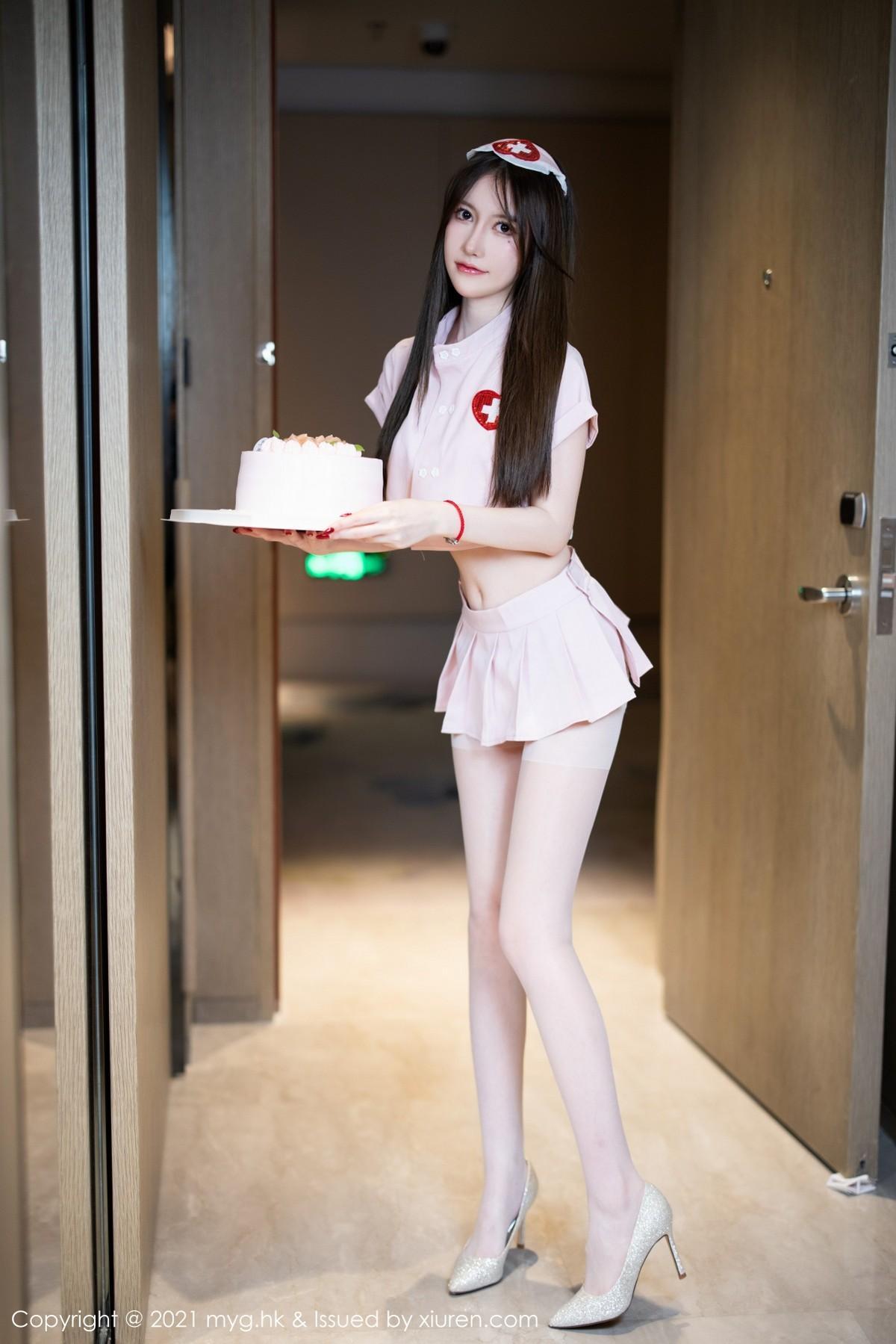 美桃酱长三角旅拍粉色护士制服配开档肉丝秀翘臀绝美写真85P